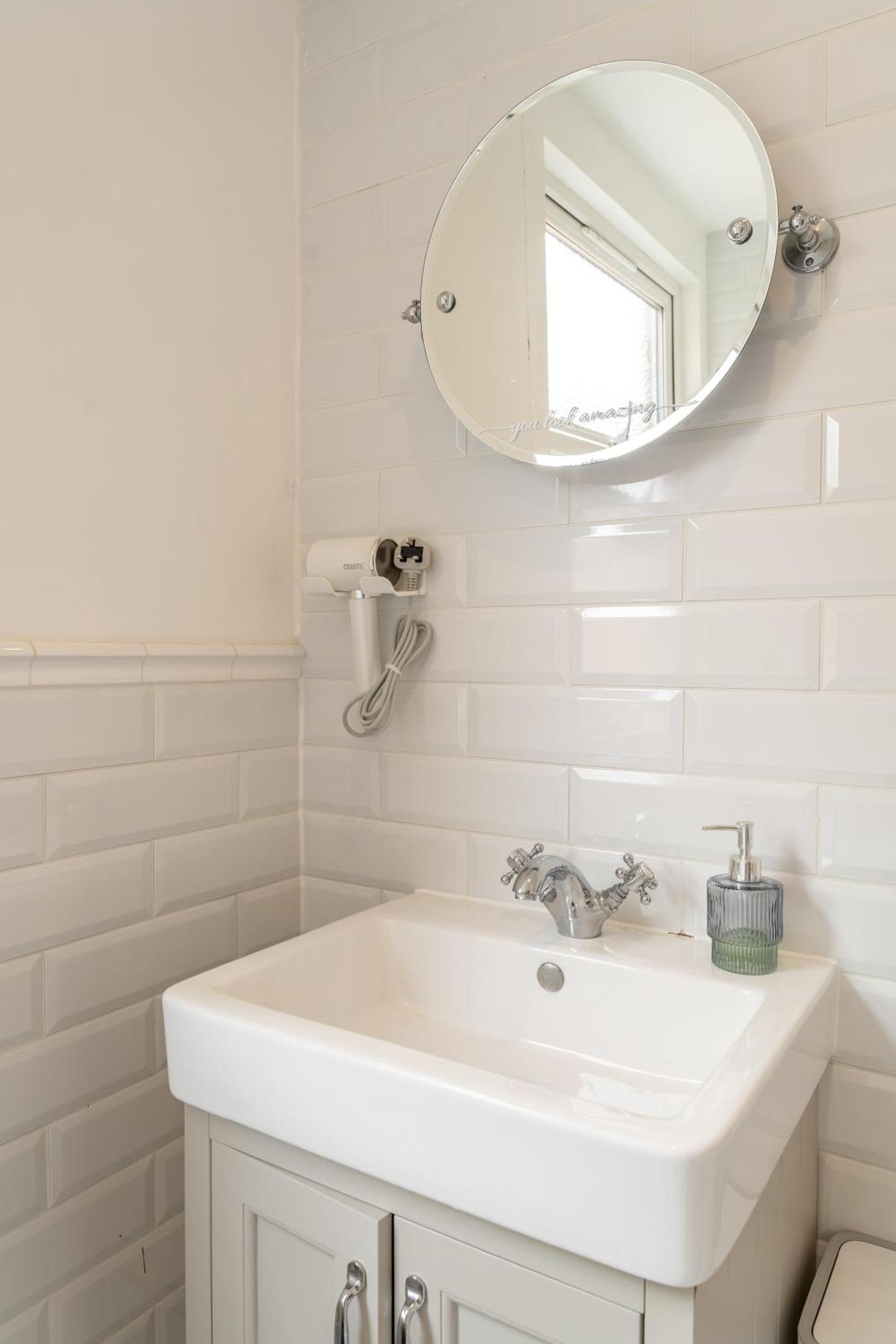 Beautiful 2 Bedroom With Private Garden In Wimbledon - Minutes From Central ロンドン エクステリア 写真